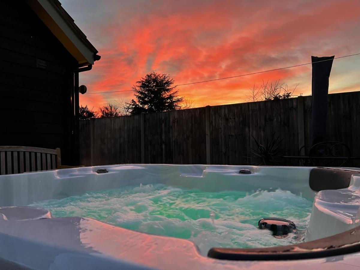 Saving Grace With Private Hot Tub Villa Bawdeswell Eksteriør bilde